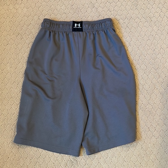 Grey Under Armour Mens Shorts w/Drawstring Waist Size Mens Small - Picture 2 of 5